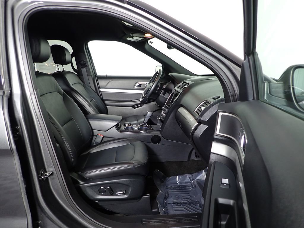 Used 2017 Ford Explorer XLT w/ Equipment Group 202A image 46