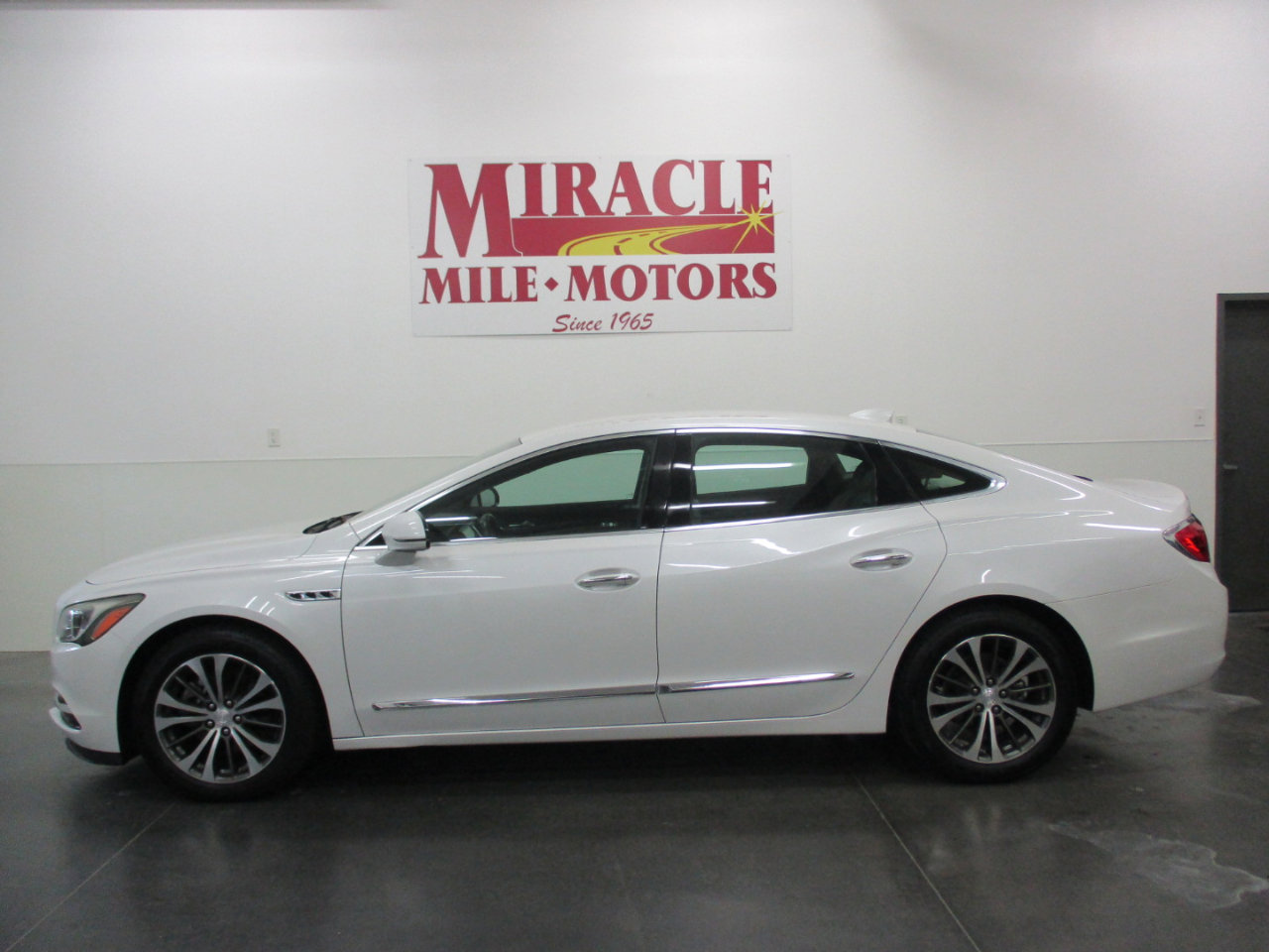 Used 2017 Buick LaCrosse Preferred image 2