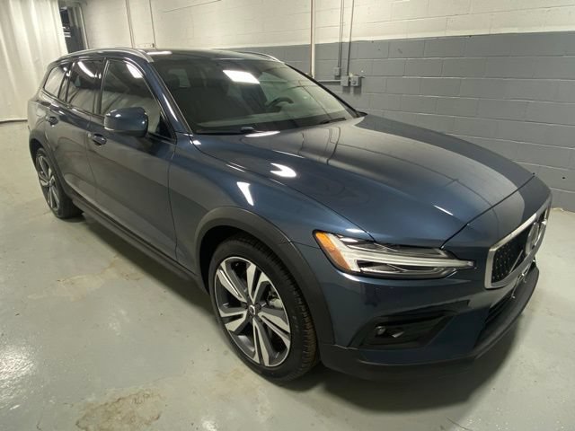 Certified 2025 Volvo V60 B5 Cross Country Plus AWD/4WD image 4