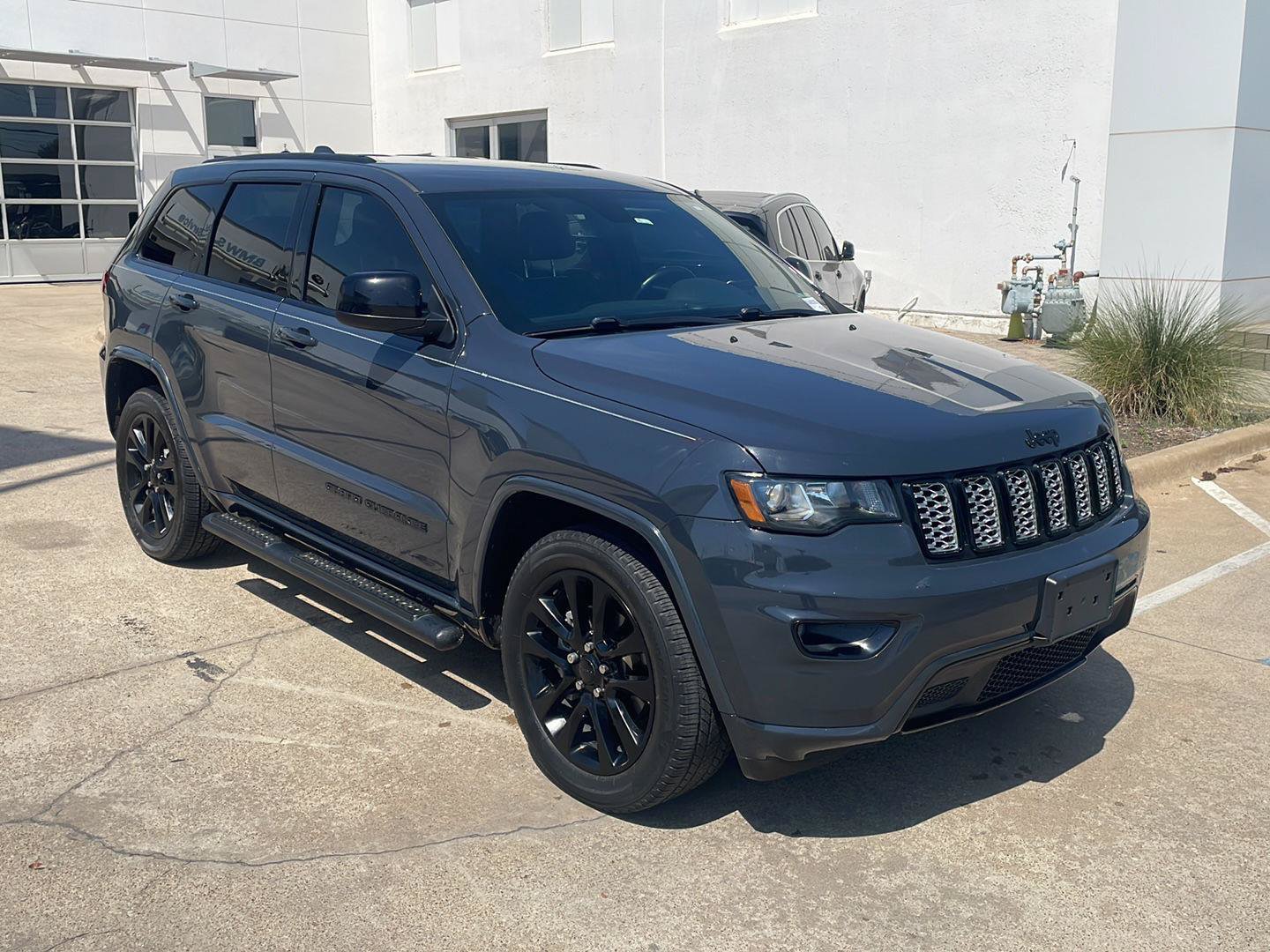 Used 2018 Jeep Grand Cherokee Altitude RWD image 2