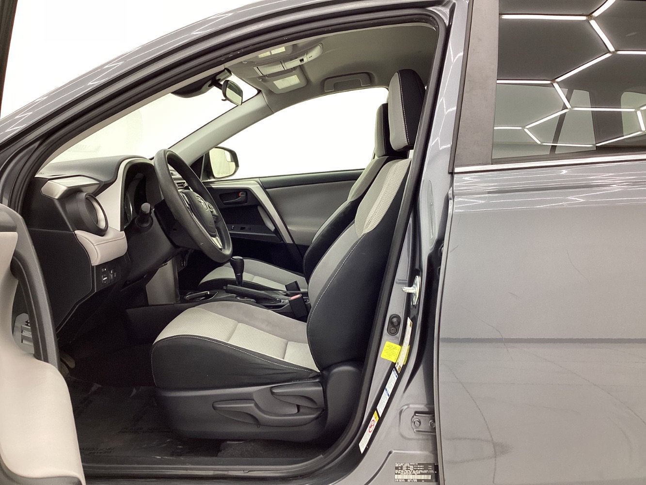 Used 2018 Toyota RAV4 LE image 14