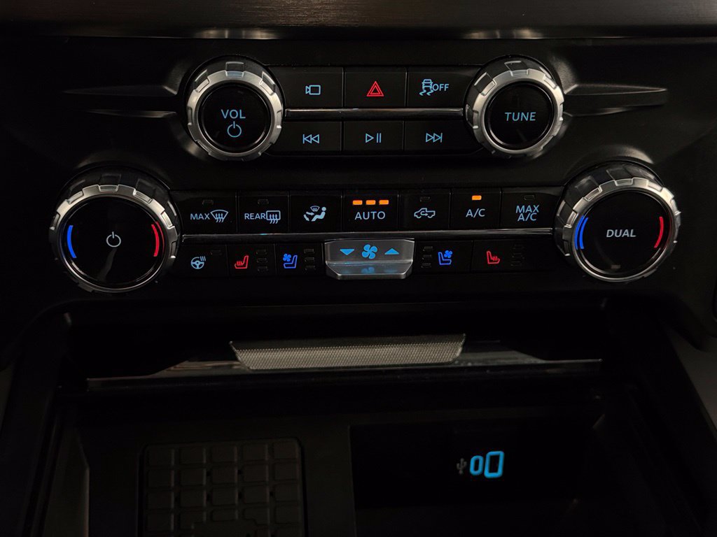 Used 2025 Ford F350 Lariat w/ Black Appearance Package AWD/4WD image 18