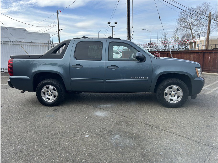 Used 2011 Chevrolet Avalanche LS image 6