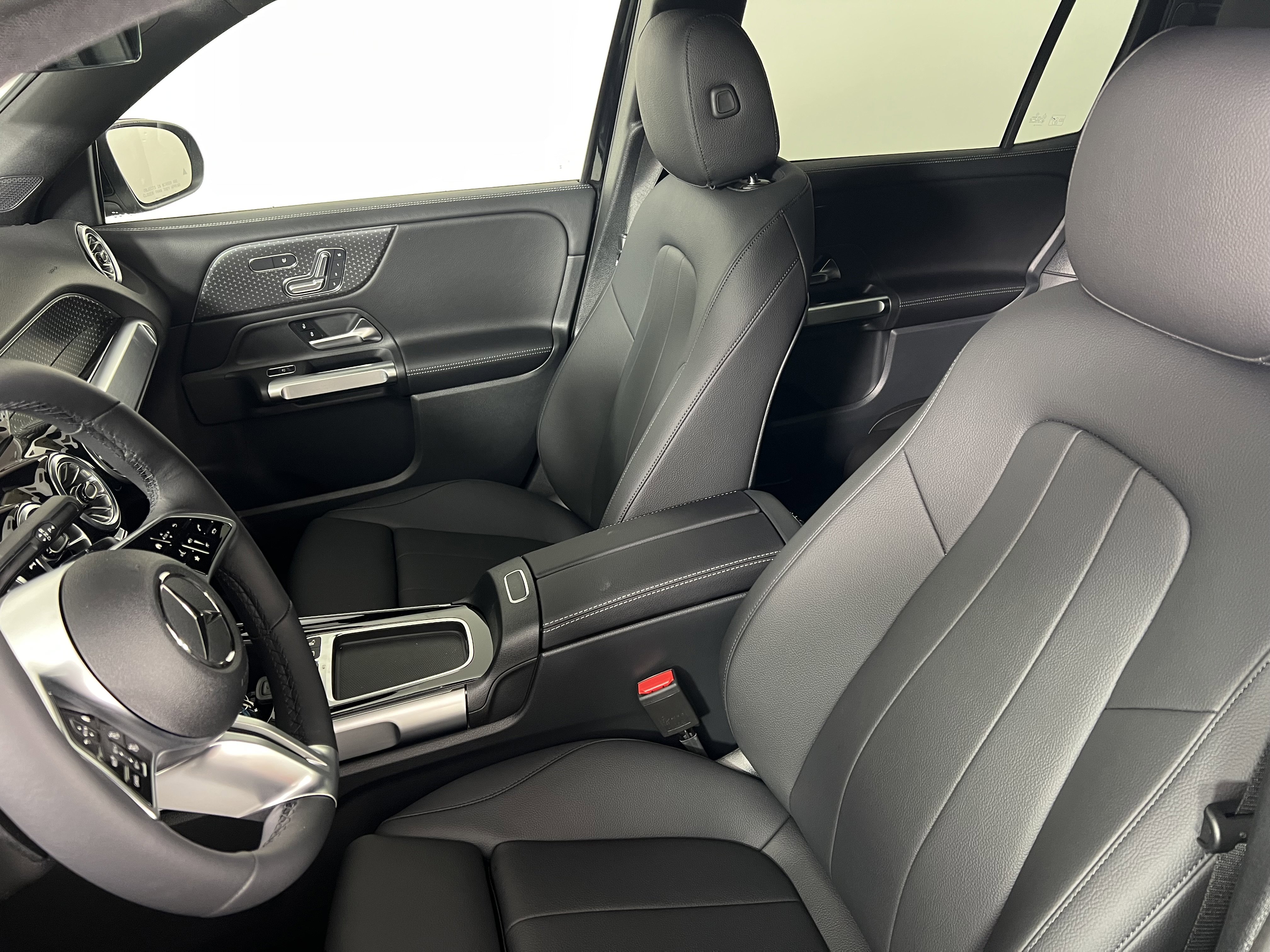 Used 2025 Mercedes-Benz GLB 250 4MATIC image 17