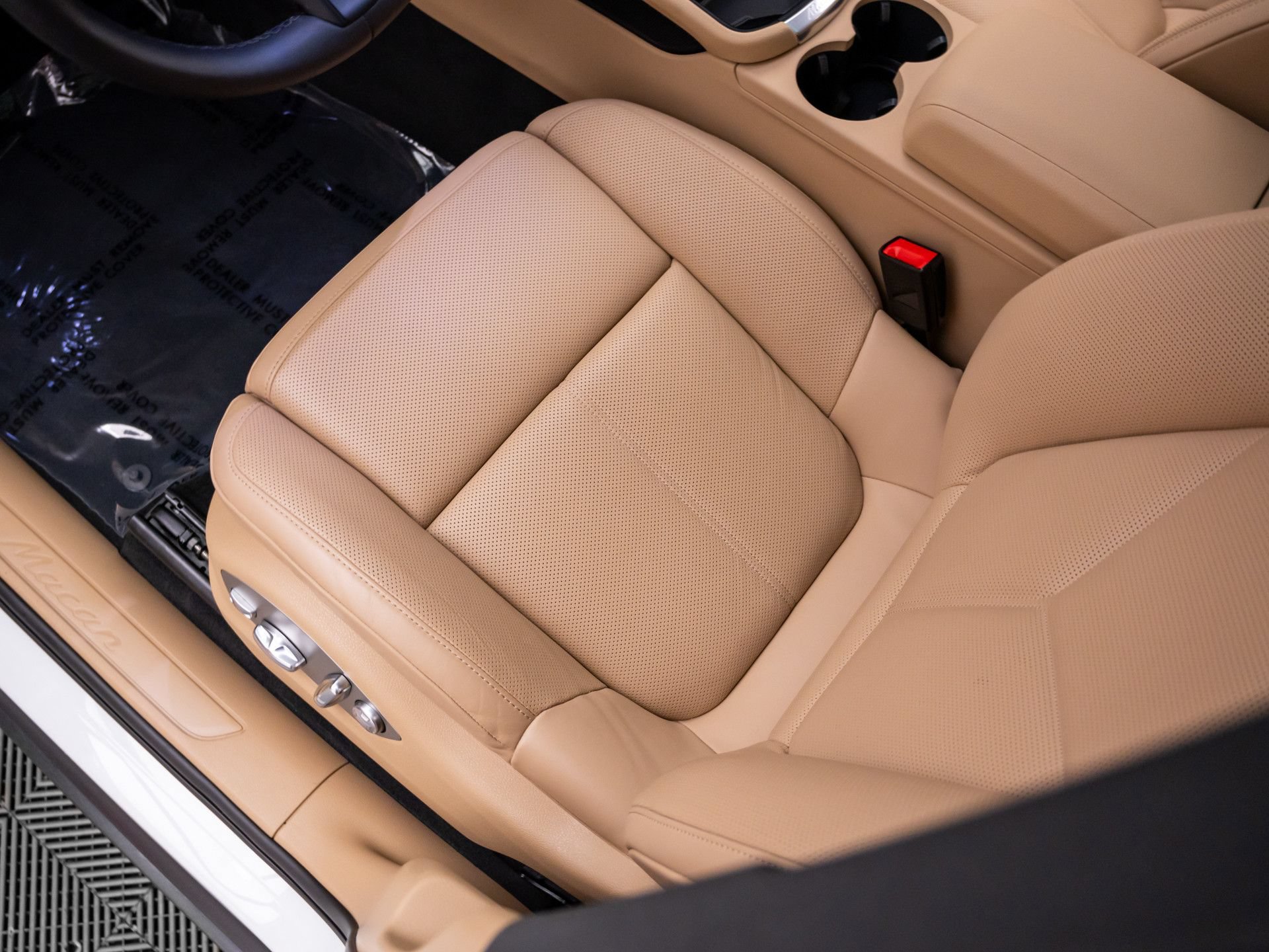 Certified 2026 Porsche Macan AWD/4WD image 16