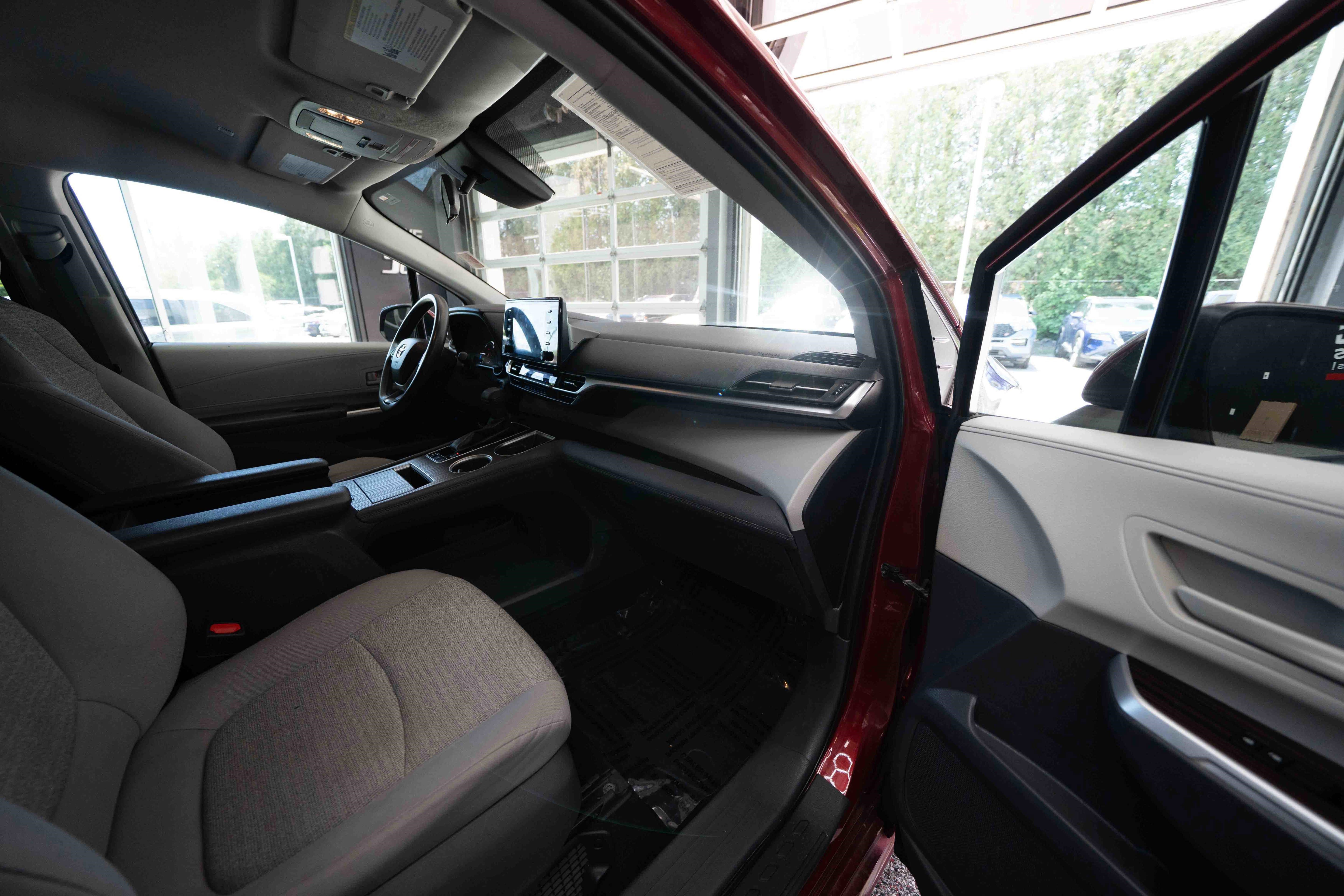 Used 2021 Toyota Sienna LE AWD/4WD image 26
