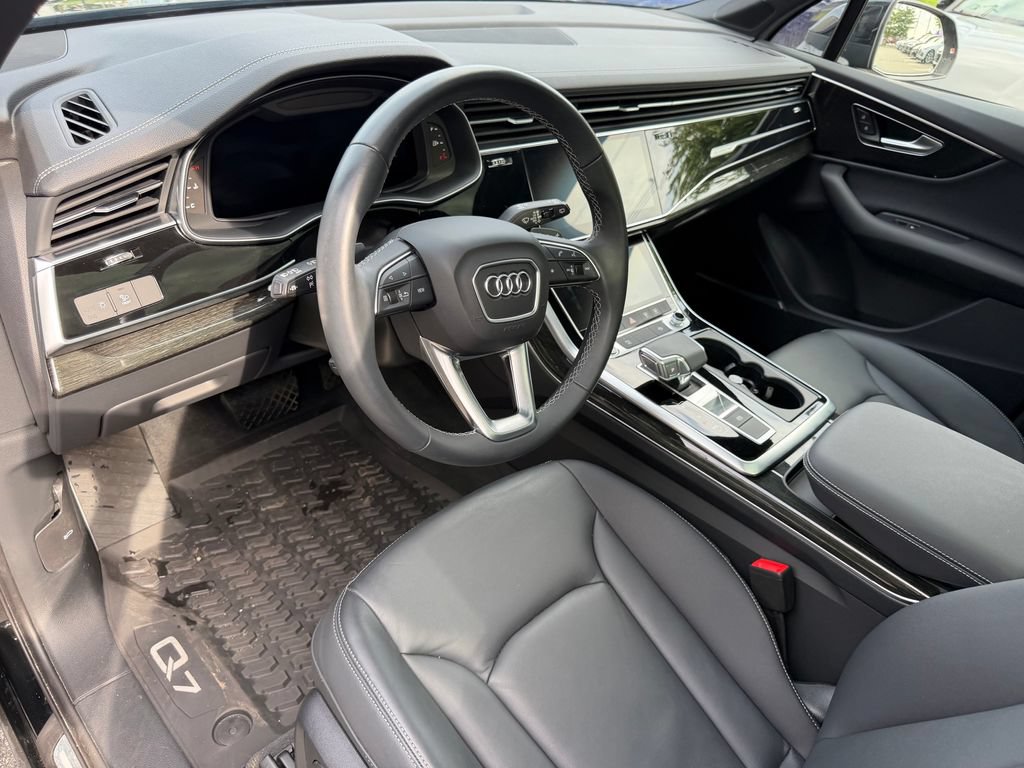 Used 2025 Audi Q7 2.0T Premium w/ Convenience Plus Package AWD/4WD image 16