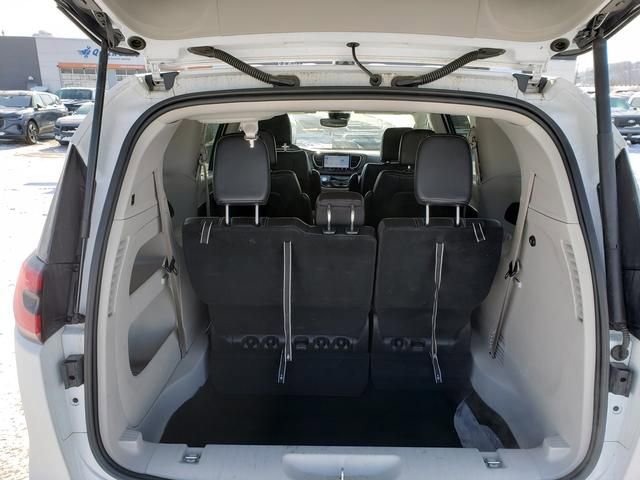 Used 2024 Chrysler Pacifica Touring-L image 8