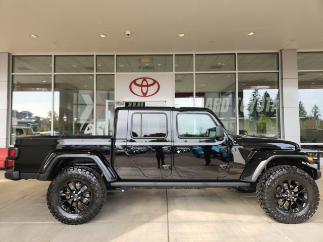 Used 2025 Jeep Gladiator Sport AWD/4WD image 3