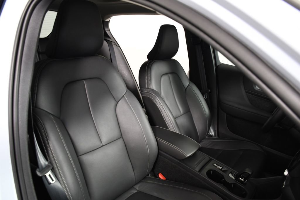 Used 2025 Volvo XC40 B5 Core image 20