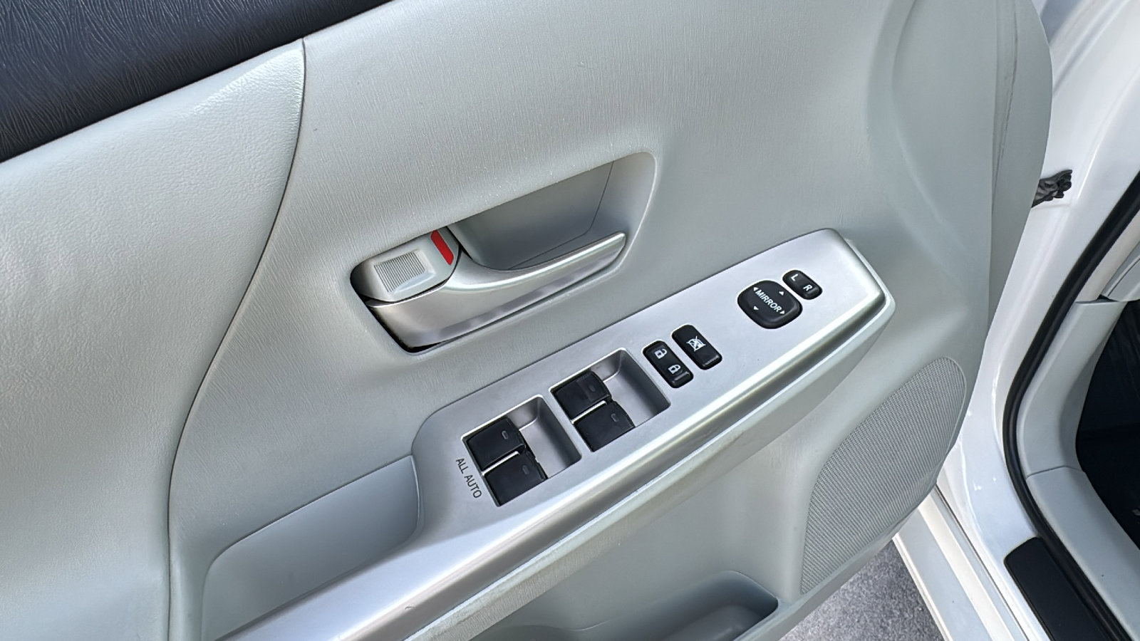 Used 2013 Toyota Prius V image 12