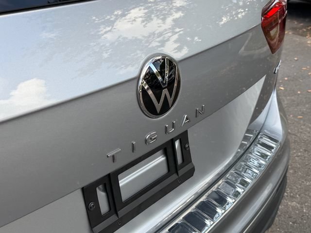 Used 2022 Volkswagen Tiguan SE w/ Panoramic Sunroof Package AWD/4WD image 17