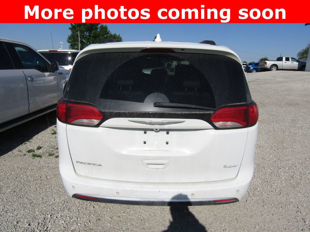 Used 2017 Chrysler Pacifica Touring-L FWD image 4