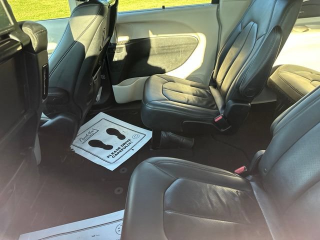 Used 2017 Chrysler Pacifica Touring-L Plus w/ Tire & Wheel Group FWD image 12