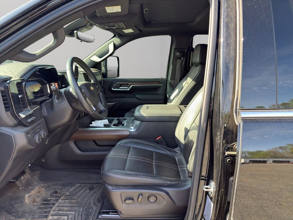 Used 2024 Chevrolet Silverado 3500 High Country w/ High Country Premium Package image 4