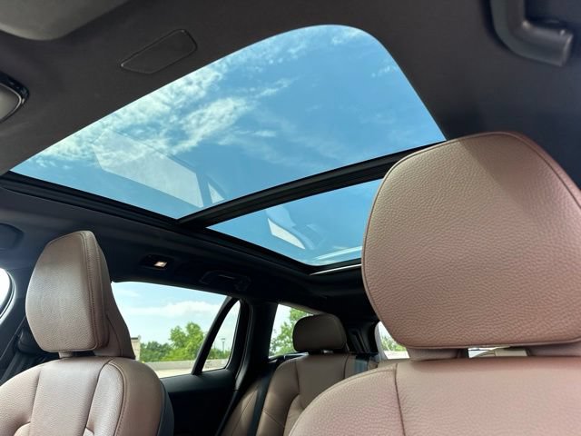 Certified 2025 Volvo V60 B5 Cross Country Plus AWD/4WD image 19