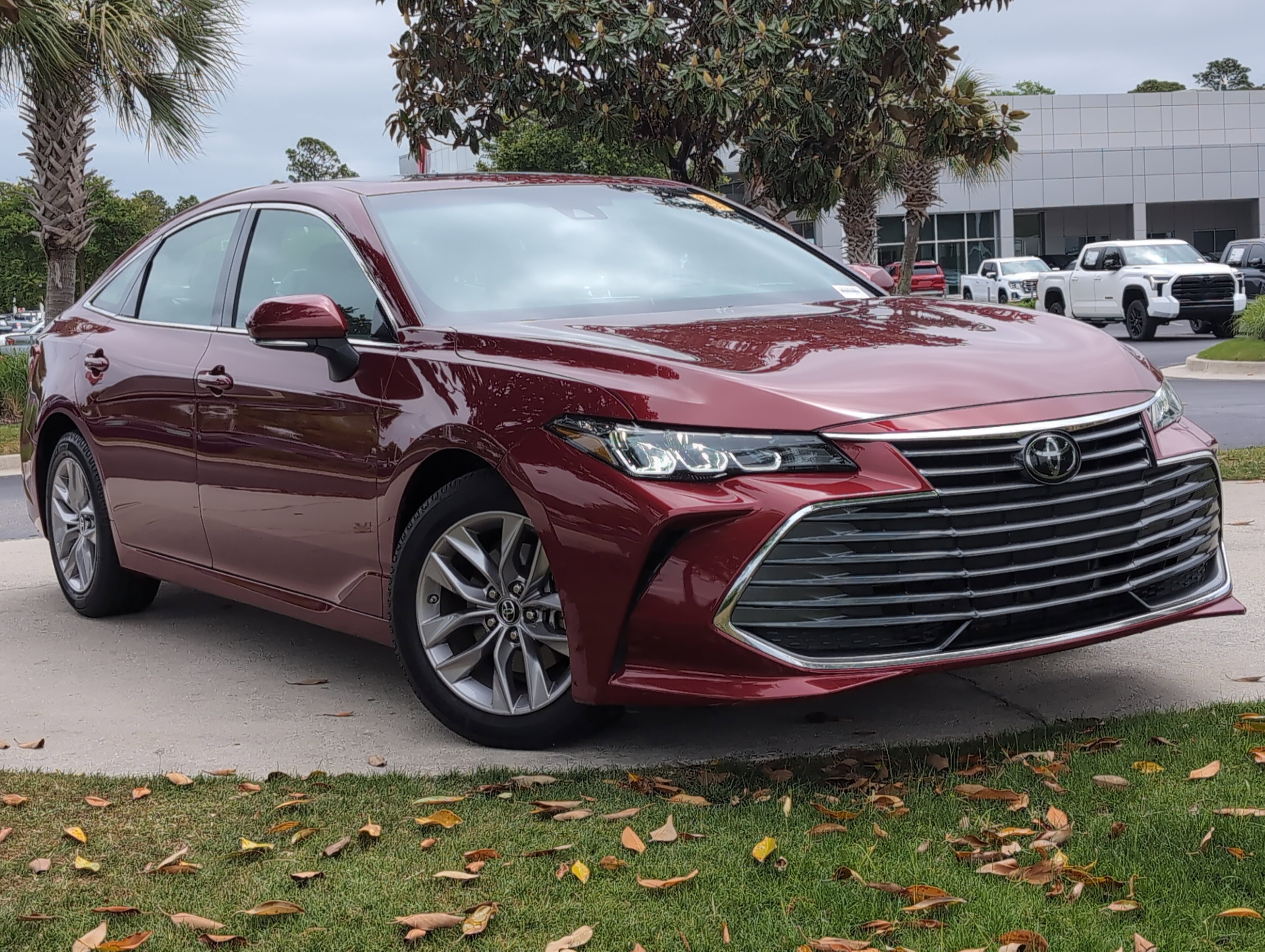 Used 2019 Toyota Avalon XLE w/ Moonroof Package FWD image 2
