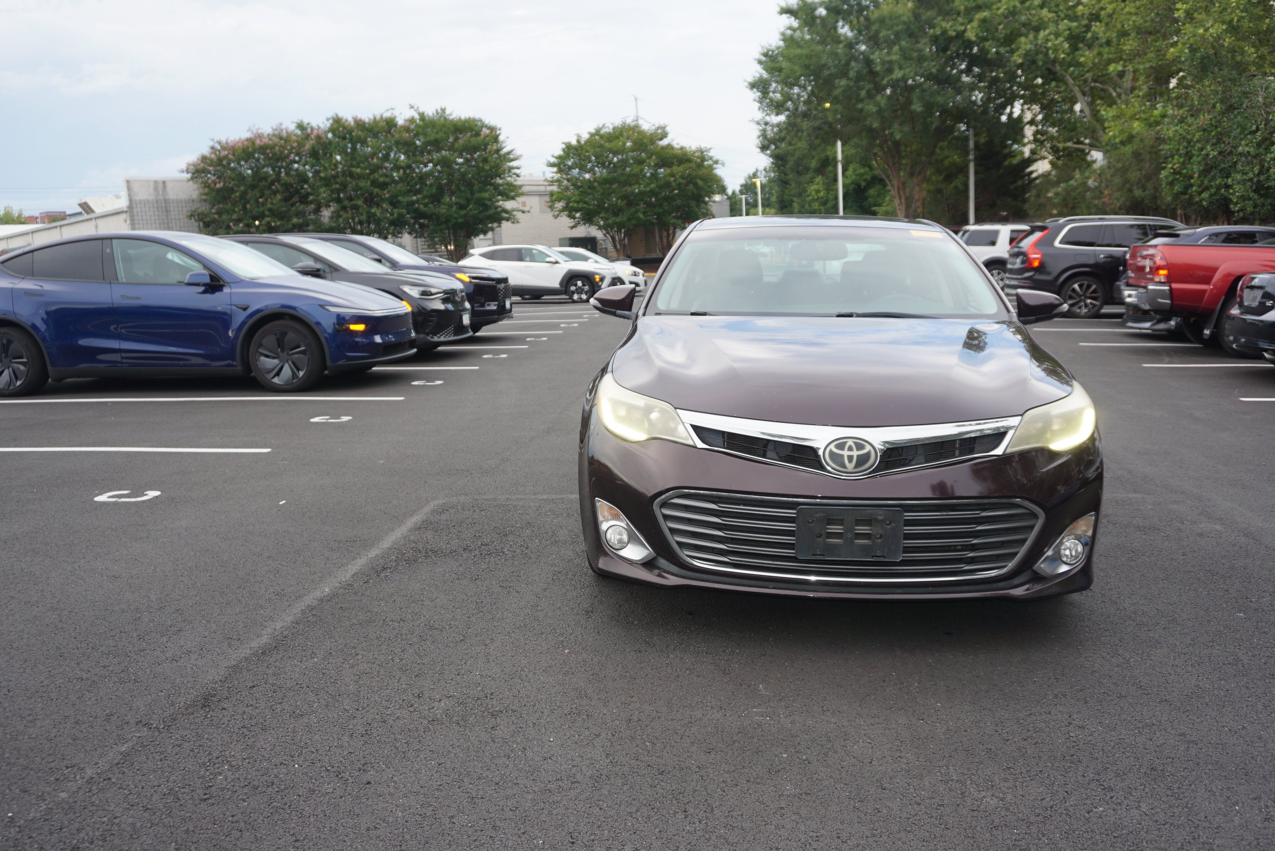 Used 2014 Toyota Avalon Limited w/ Technology Package FWD image 2