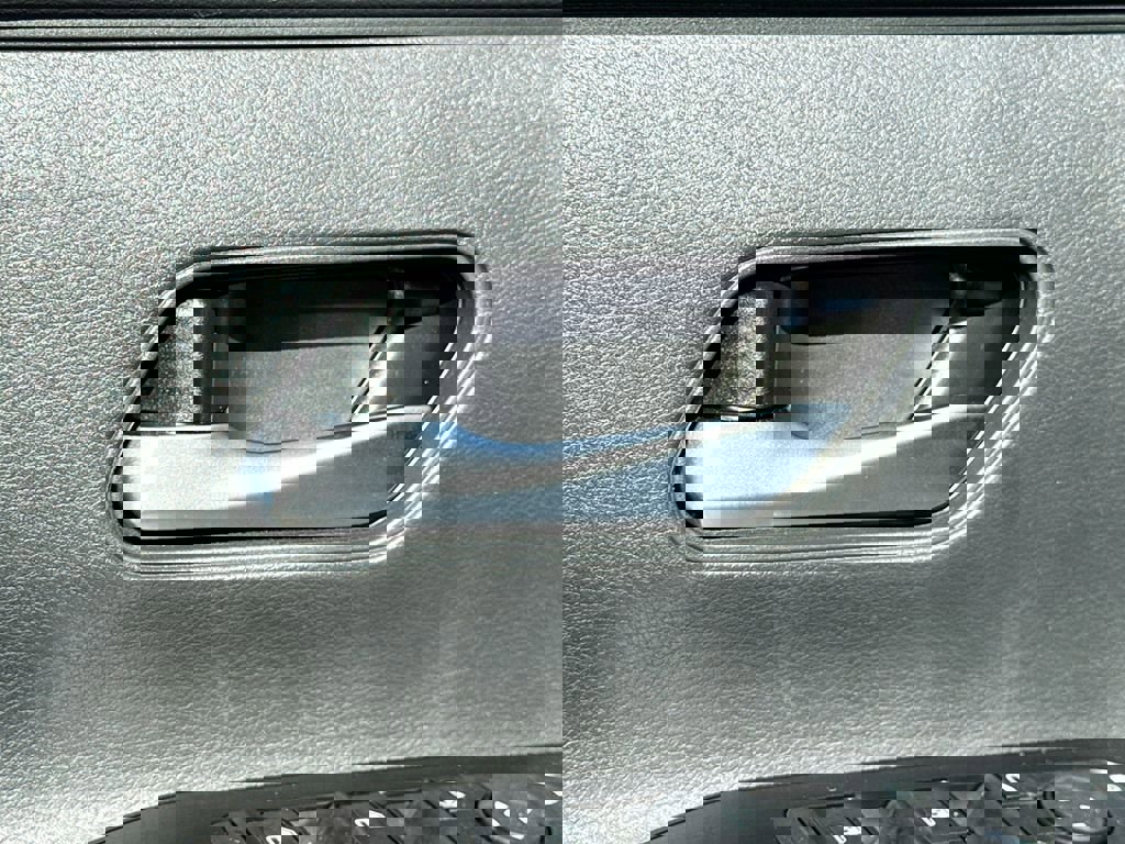 Used 2025 Nissan Kicks SV image 13