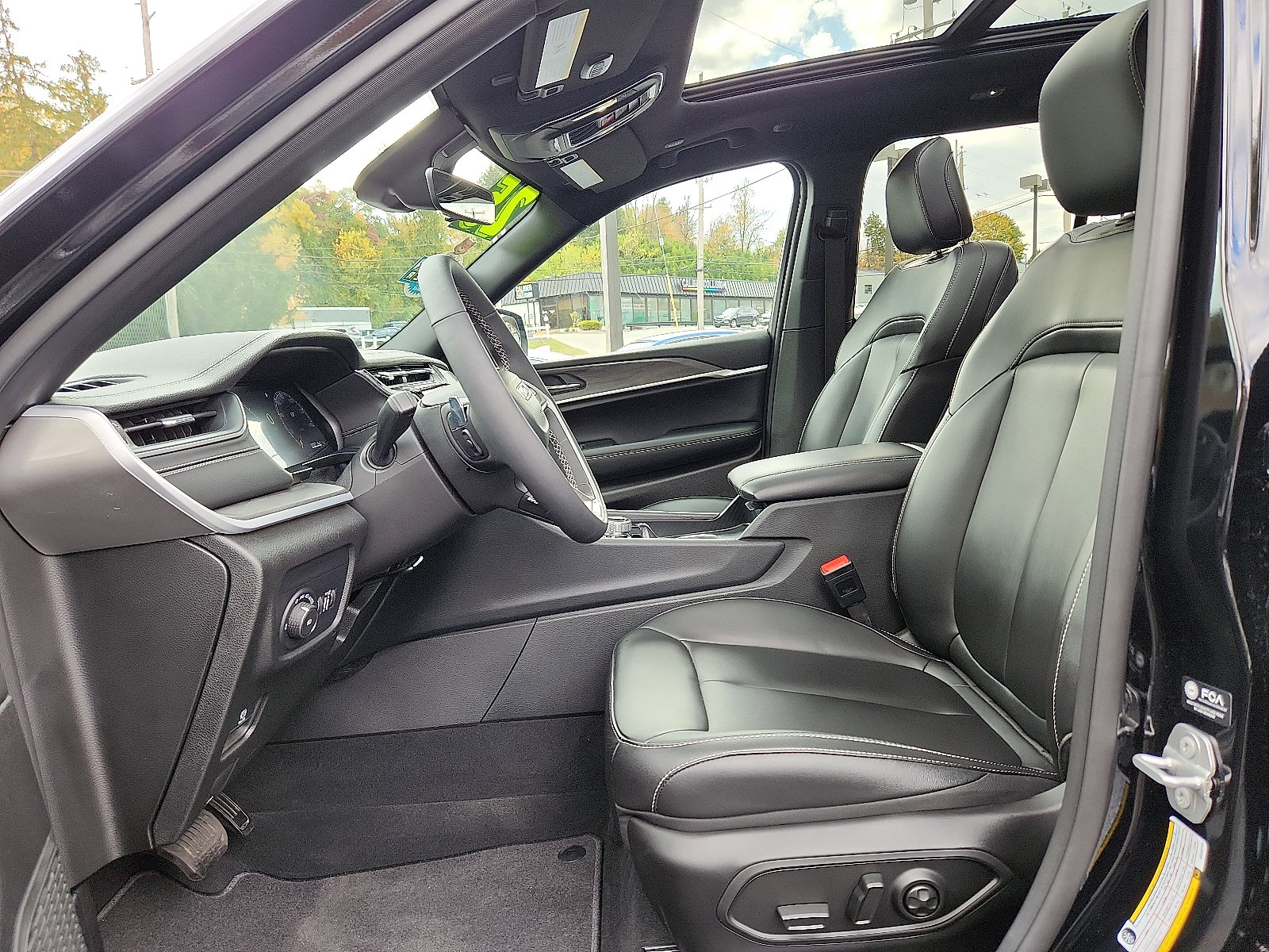 Certified 2025 Jeep Grand Cherokee Limited image 14