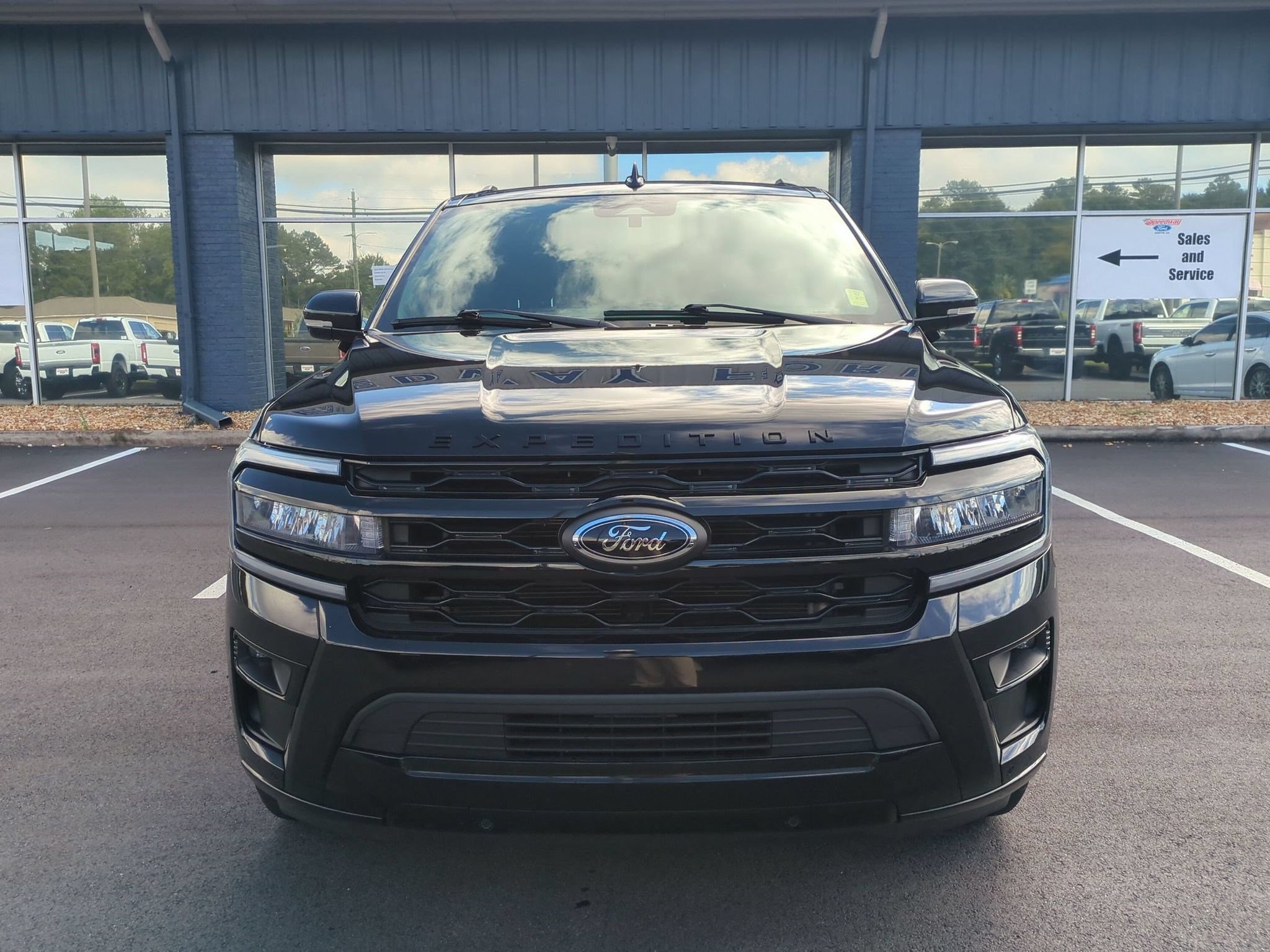 Used 2023 Ford Expedition Limited RWD image 2