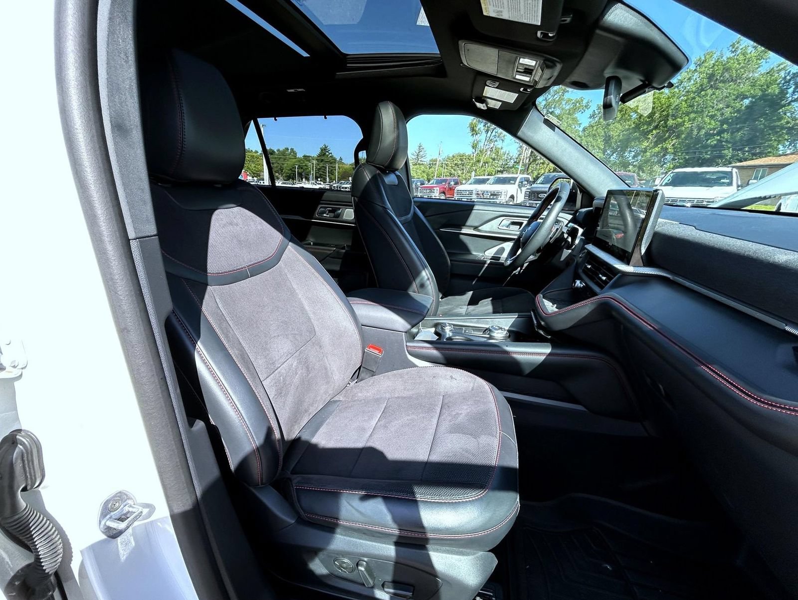 Used 2025 Ford Explorer ST AWD/4WD image 15