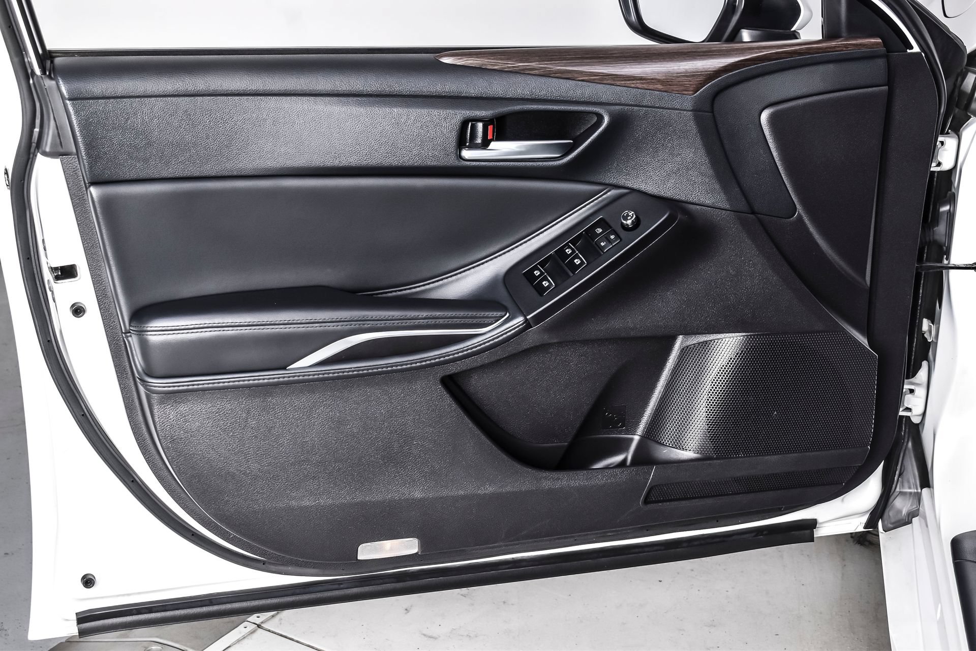 Used 2020 Toyota Avalon XLE w/ Moonroof Package FWD image 15