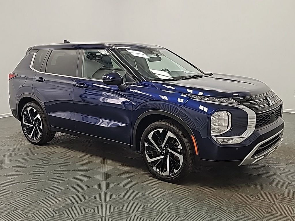 Used 2024 Mitsubishi Outlander SE image 1