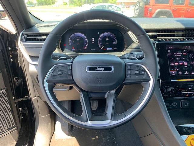 Used 2025 Jeep Grand Cherokee Altitude AWD/4WD image 25