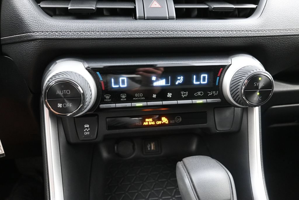Used 2025 Toyota RAV4 LE AWD/4WD image 17