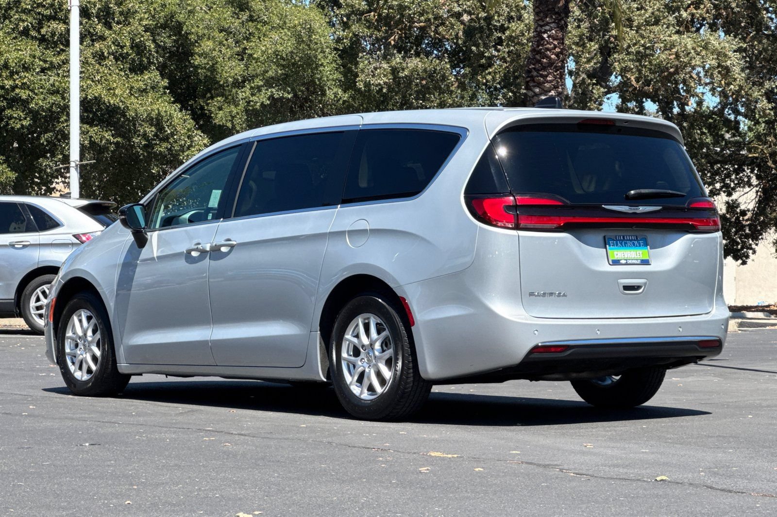 Used 2024 Chrysler Pacifica Touring-L FWD image 5
