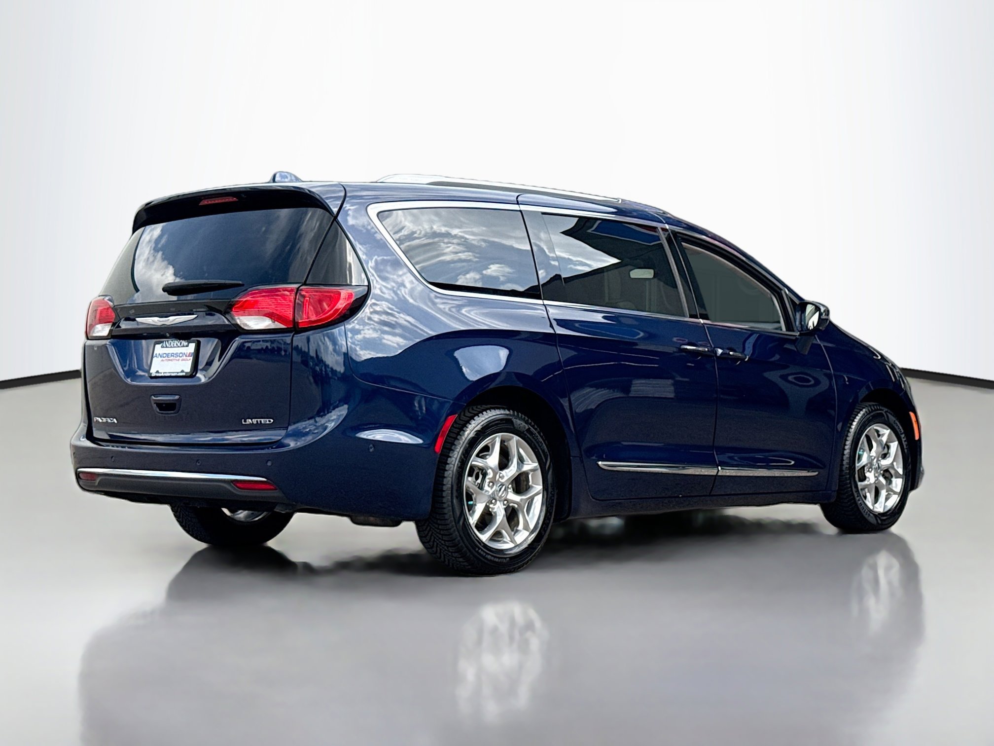 Used 2017 Chrysler Pacifica Limited w/ UConnect Theater Package FWD image 2
