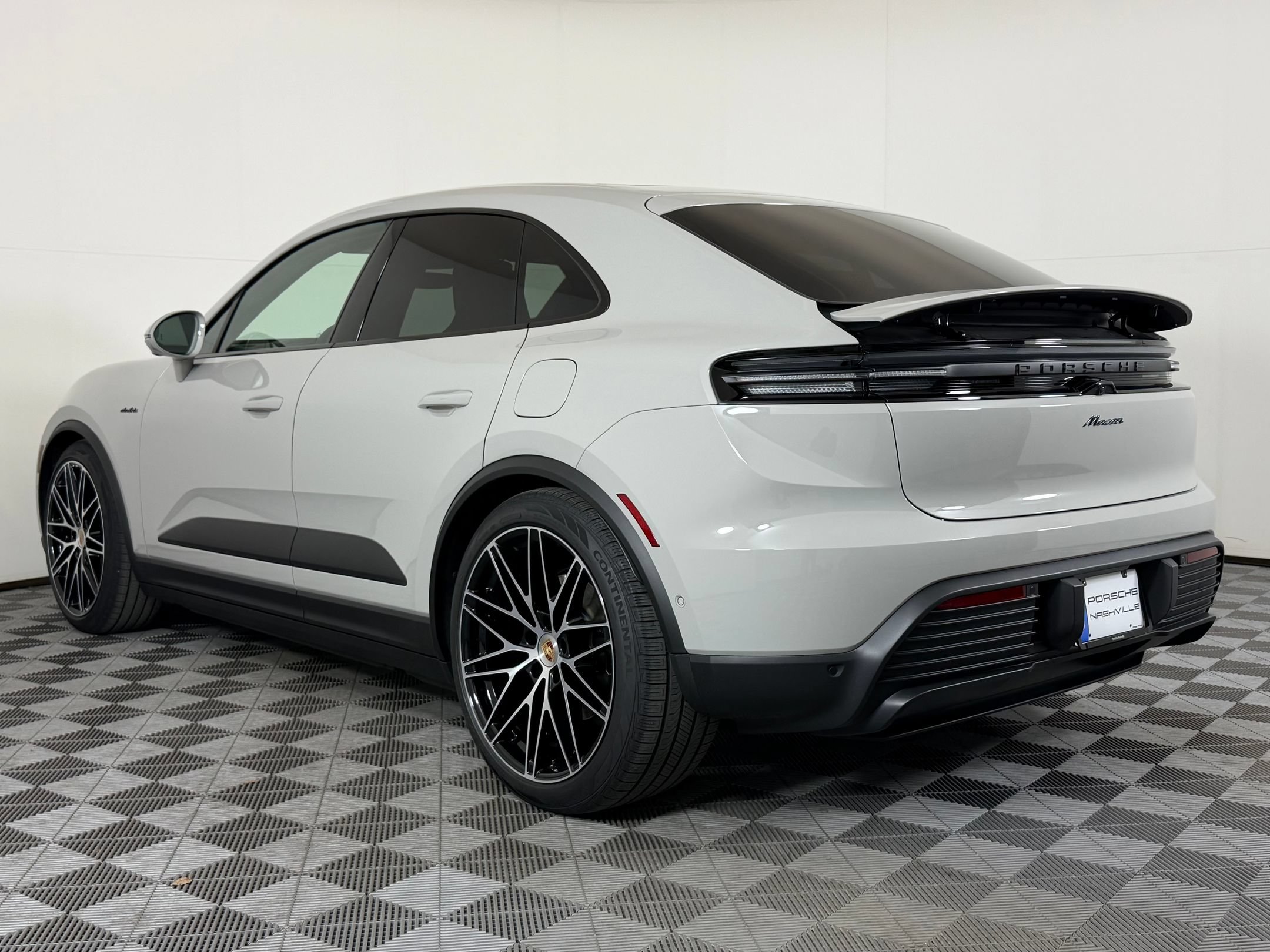 Used 2026 Porsche Macan Electric RWD image 33