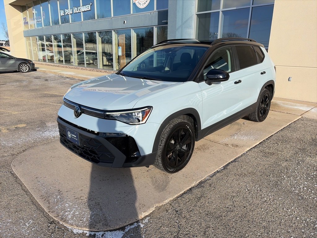 Certified 2025 Volkswagen Taos SE image 4