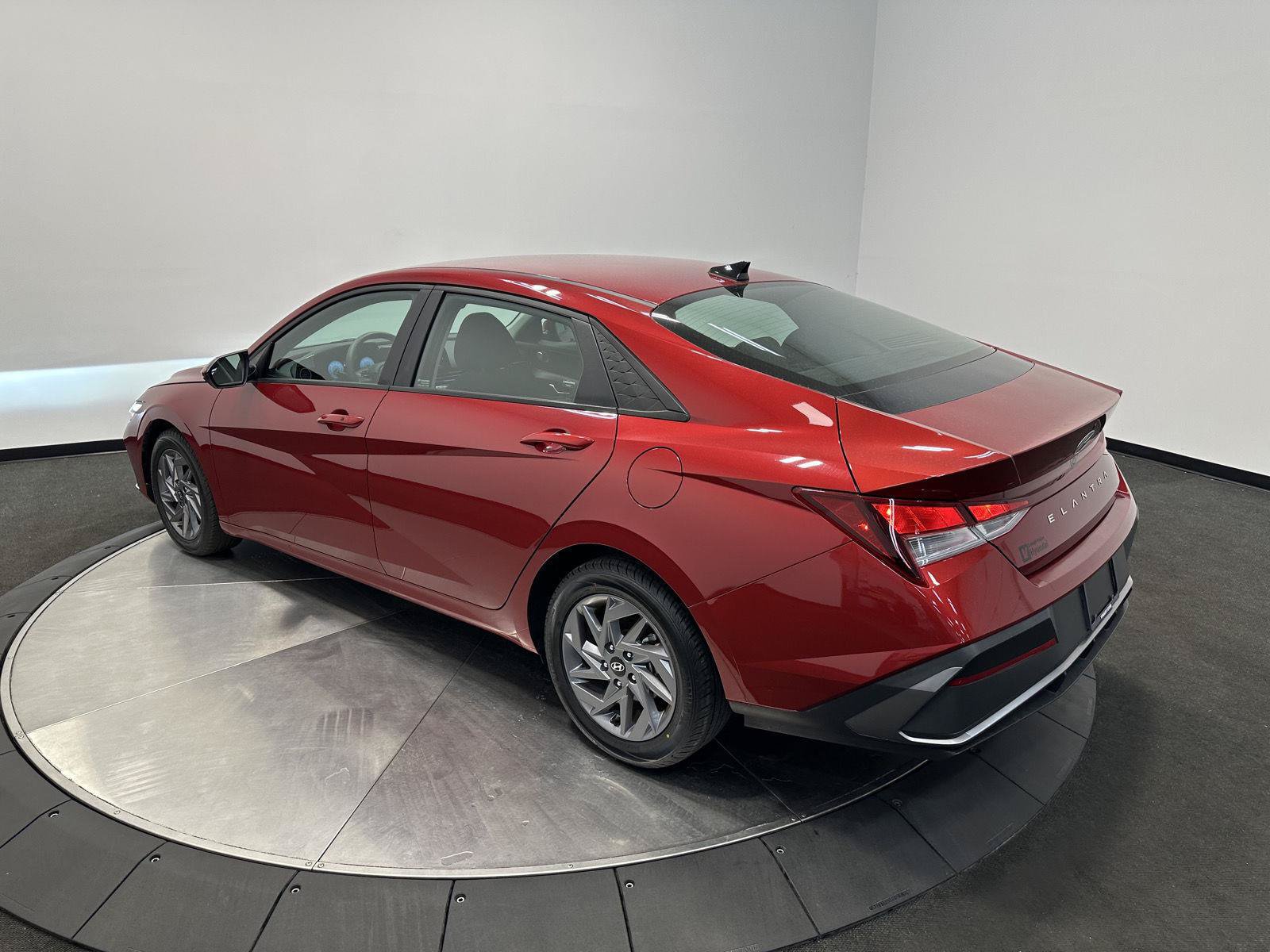 Certified 2024 Hyundai Elantra SEL FWD image 5