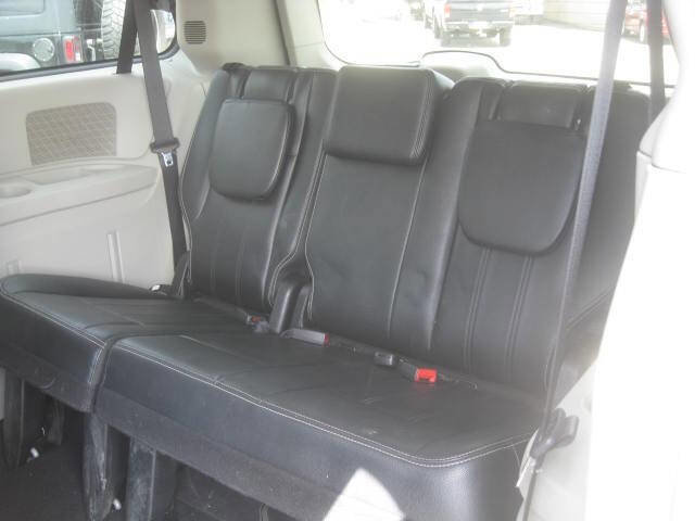 Used 2014 Chrysler Town & Country Touring FWD image 14