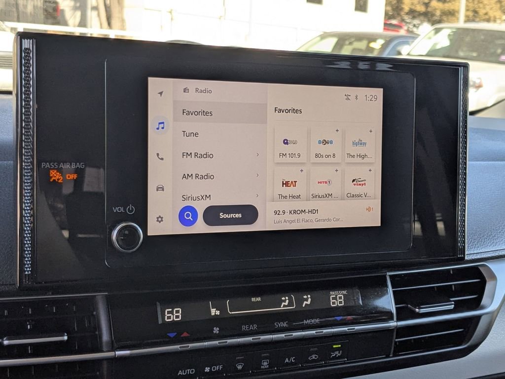 Used 2025 Toyota Sienna LE image 19