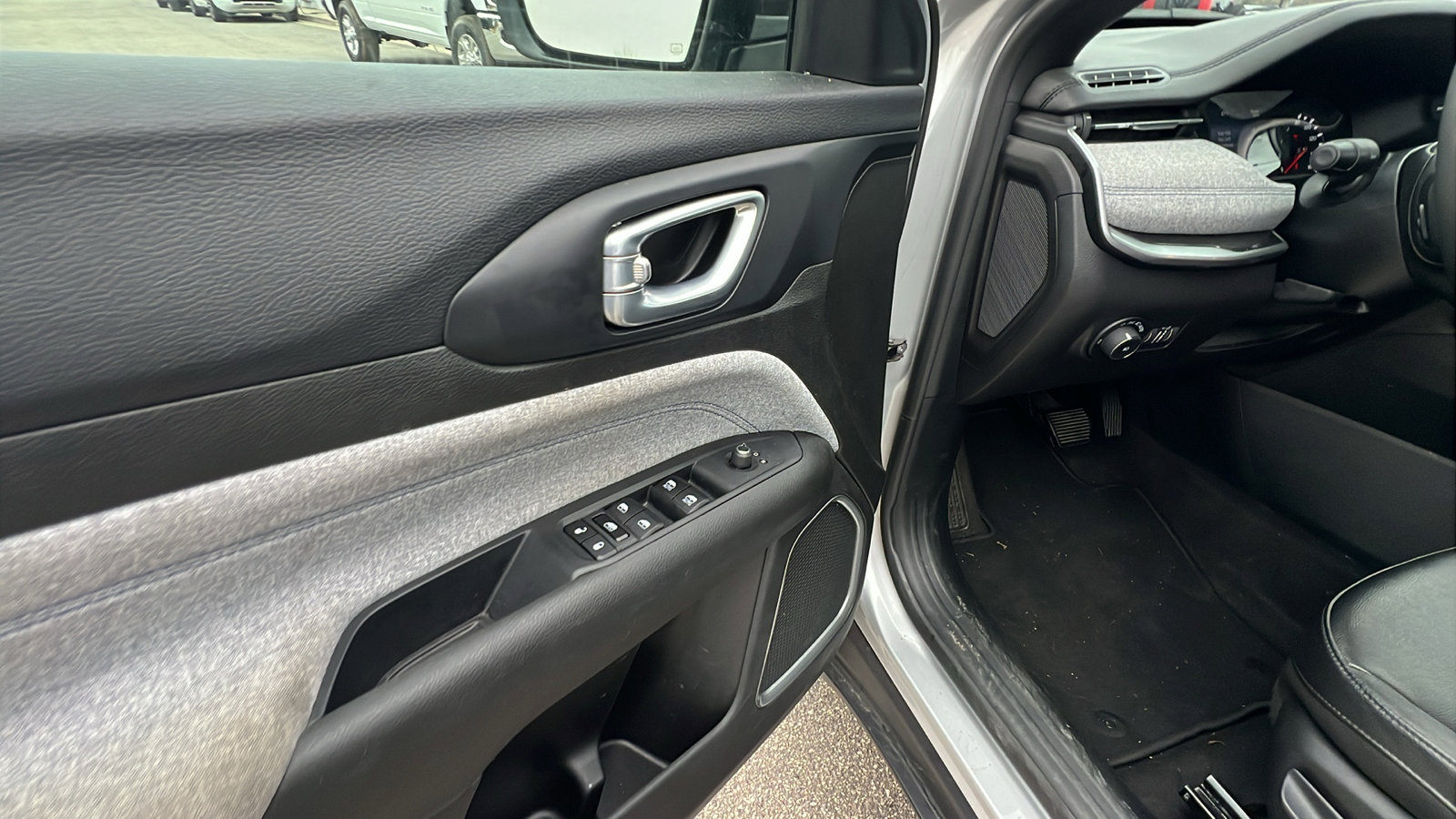 Used 2024 Jeep Compass Latitude image 15