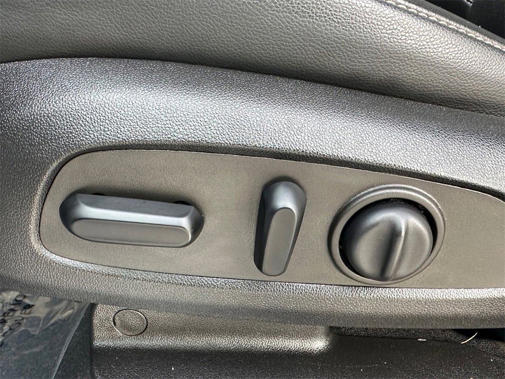 Used 2022 GMC Acadia SLT w/ LPO, Floor Liner Package image 10