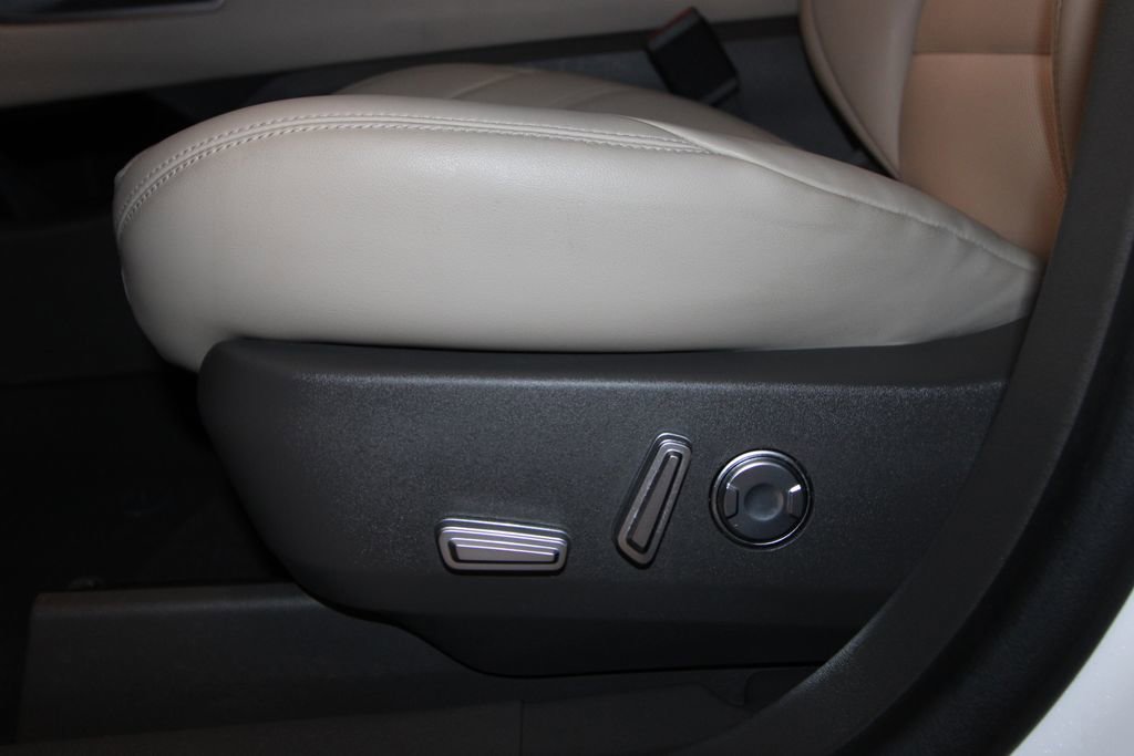 Used 2025 Lincoln Nautilus Premier image 9