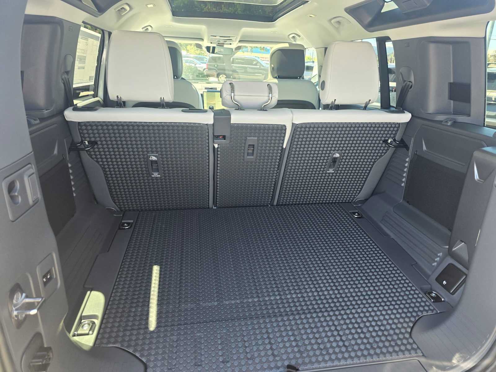 New 2026 Land Rover Defender 110 X-Dynamic SE AWD/4WD image 14