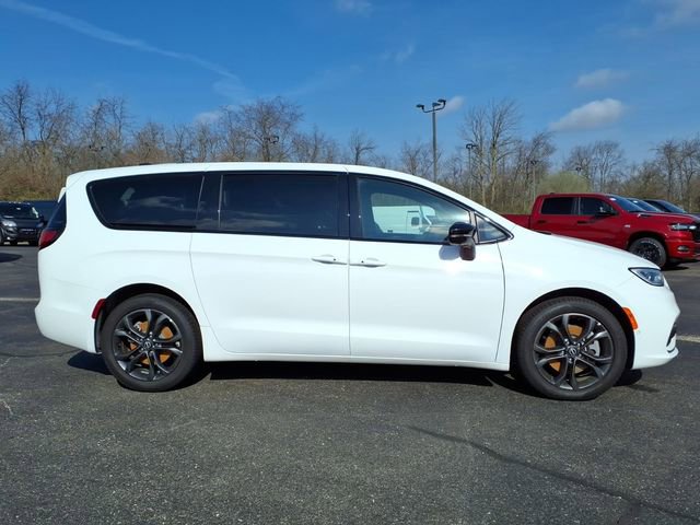 New 2026 Chrysler Pacifica Select image 8