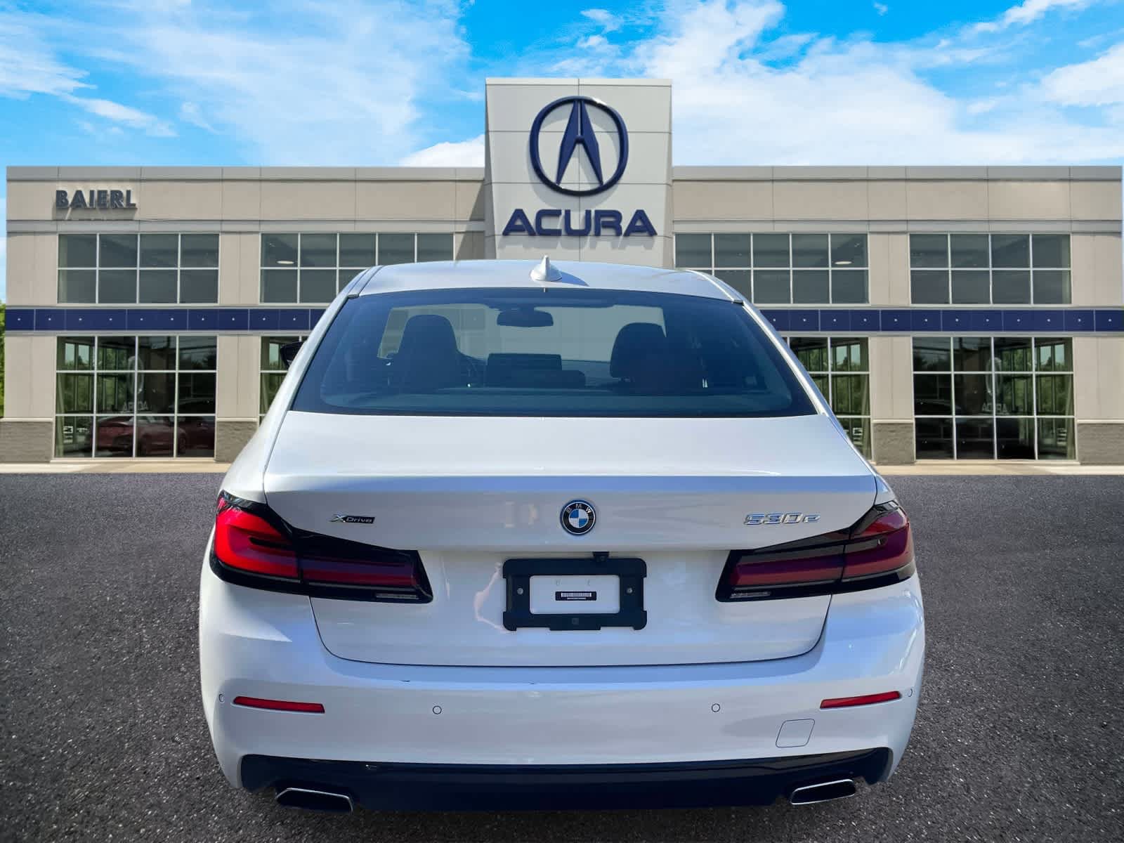 Used 2023 BMW 530e xDrive w/ Premium Package AWD/4WD image 4