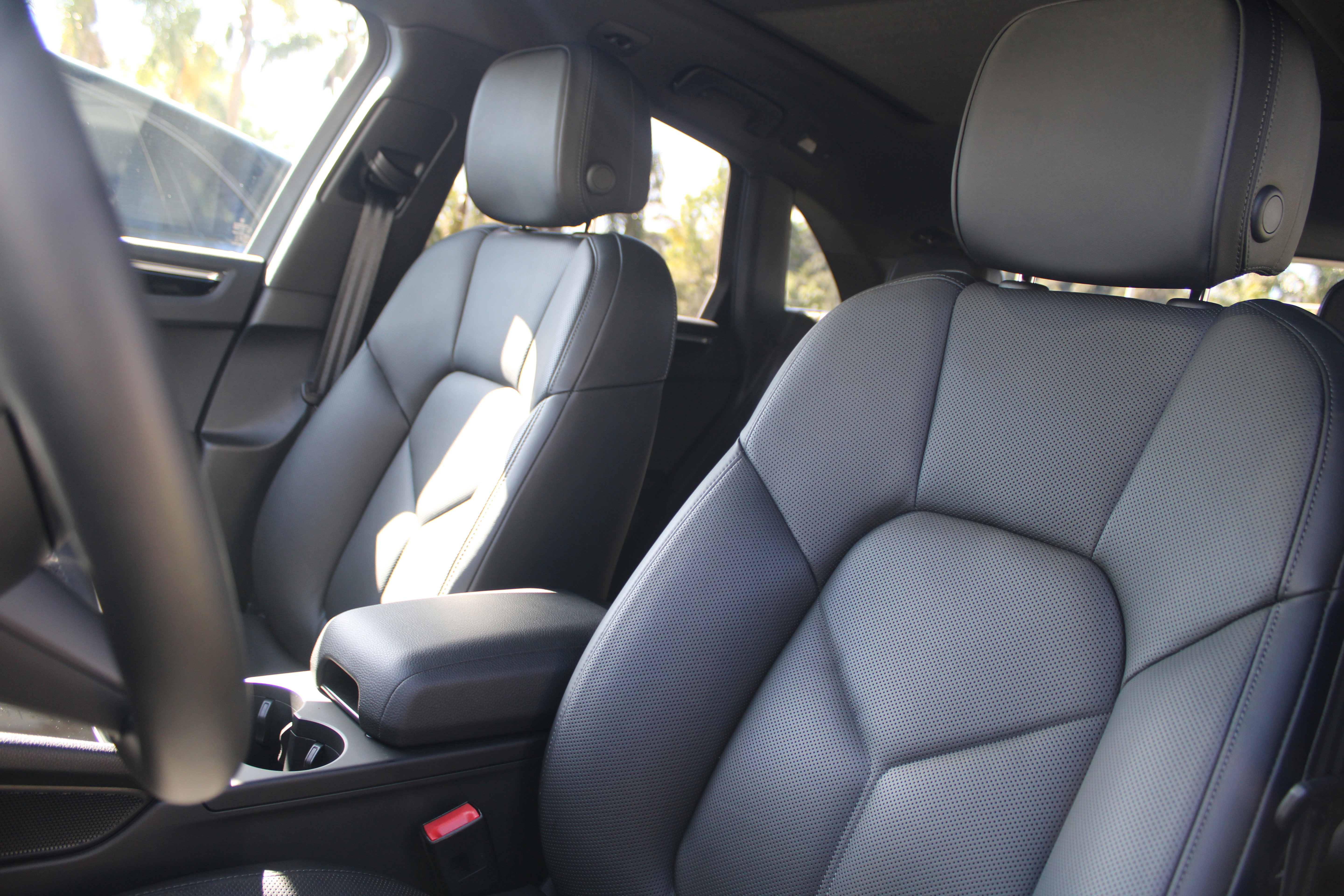 Certified 2025 Porsche Macan image 5