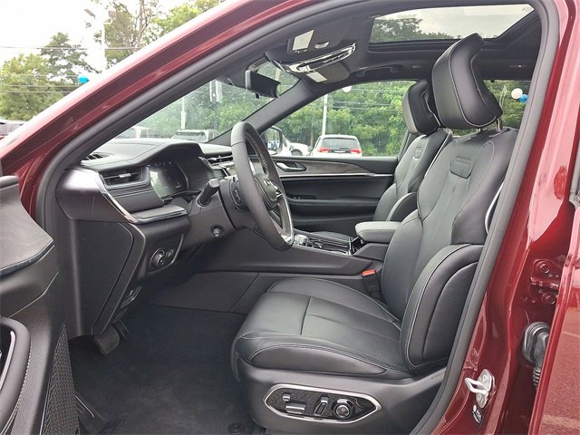 Certified 2024 Jeep Grand Cherokee Overland w/ Luxury Tech Group IV image 11