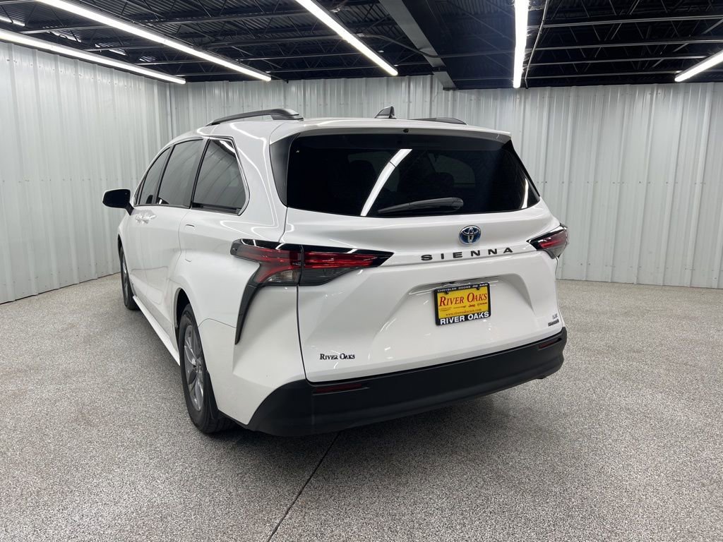 Used 2021 Toyota Sienna LE image 4