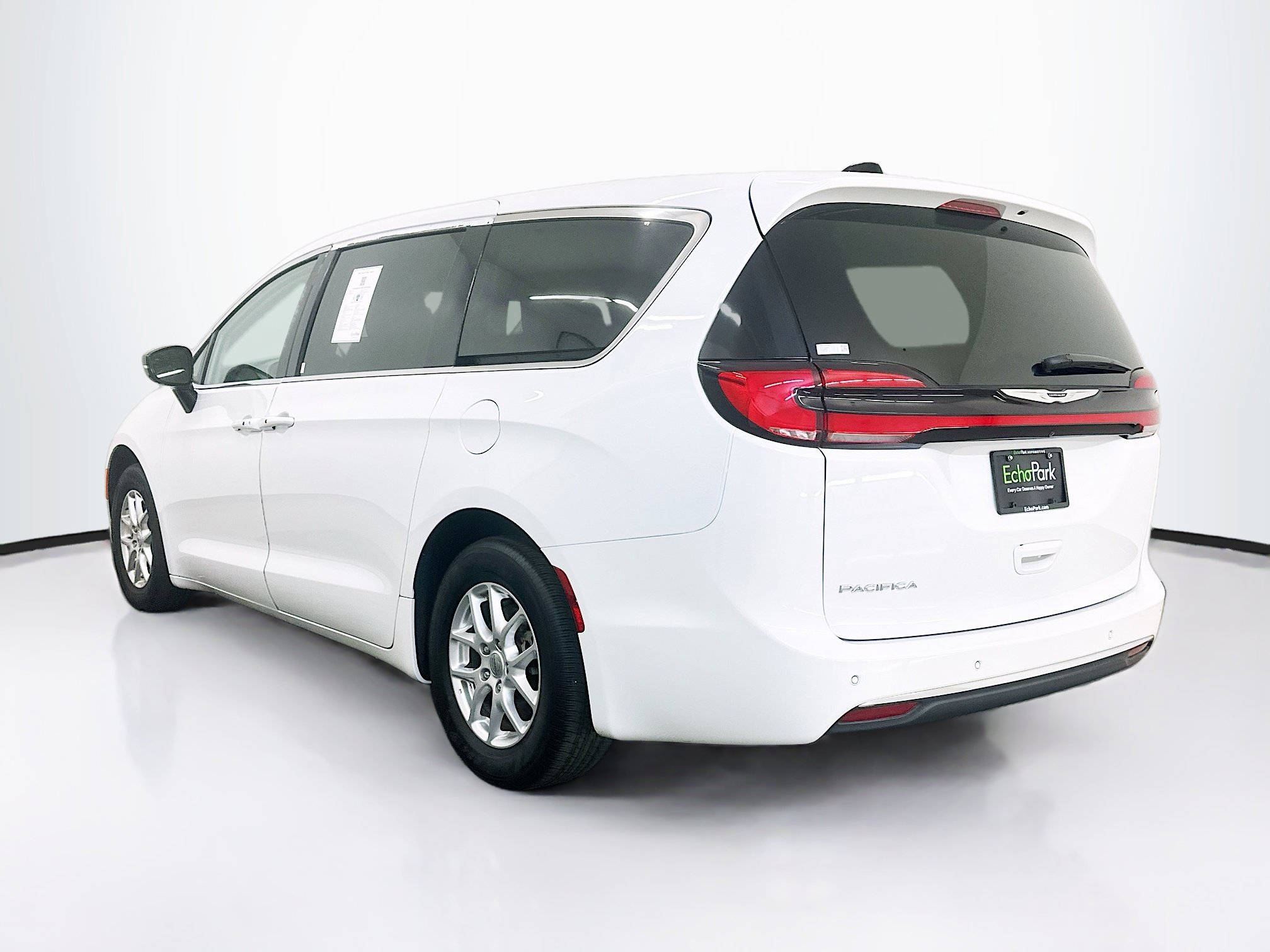 Used 2024 Chrysler Pacifica Touring-L image 5