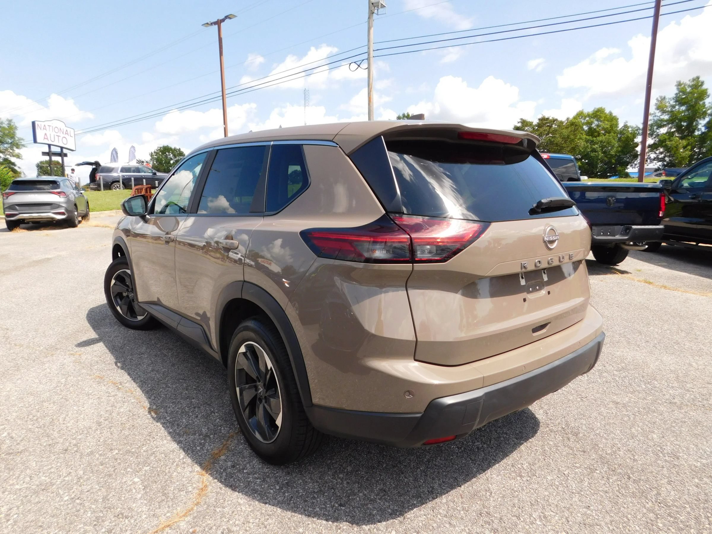 Used 2025 Nissan Rogue SV FWD image 7