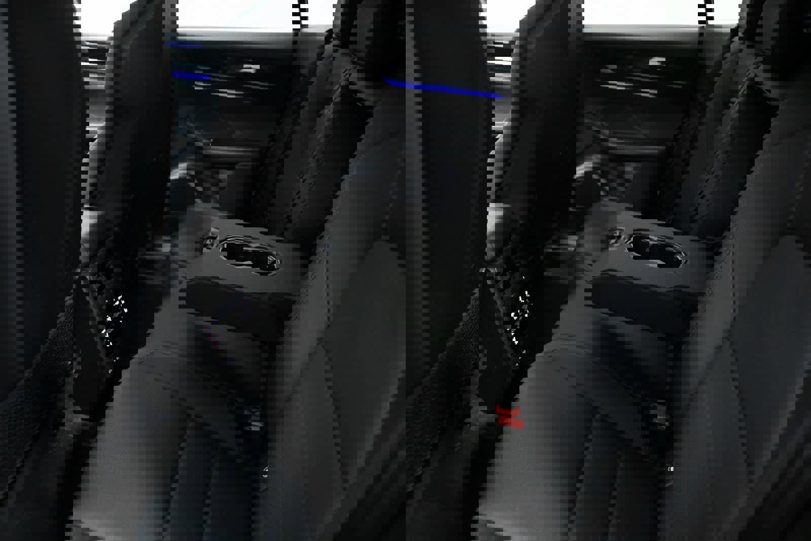 Certified 2025 Porsche Macan 4S Electric AWD/4WD image 29