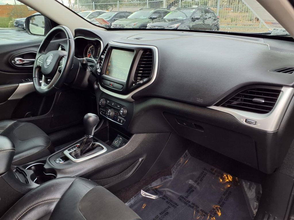 Used 2018 Jeep Cherokee Latitude Plus w/ Comfort/Convenience Group image 16